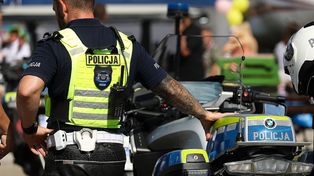 Groza na przystanku w Poznaniu. Mężczyzna wyciągnął broń