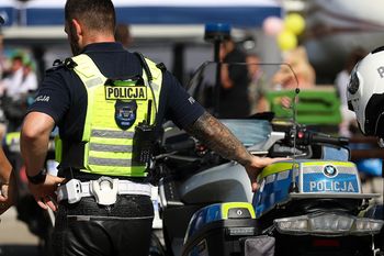 Groza na przystanku w Poznaniu. Mężczyzna wyciągnął broń