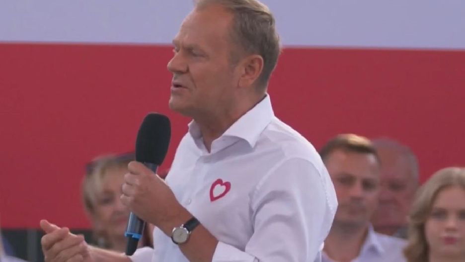 Donald Tusk w Ostródzie. Zaczął od nawiązania do wyzwiska ze strony prezesa PiS