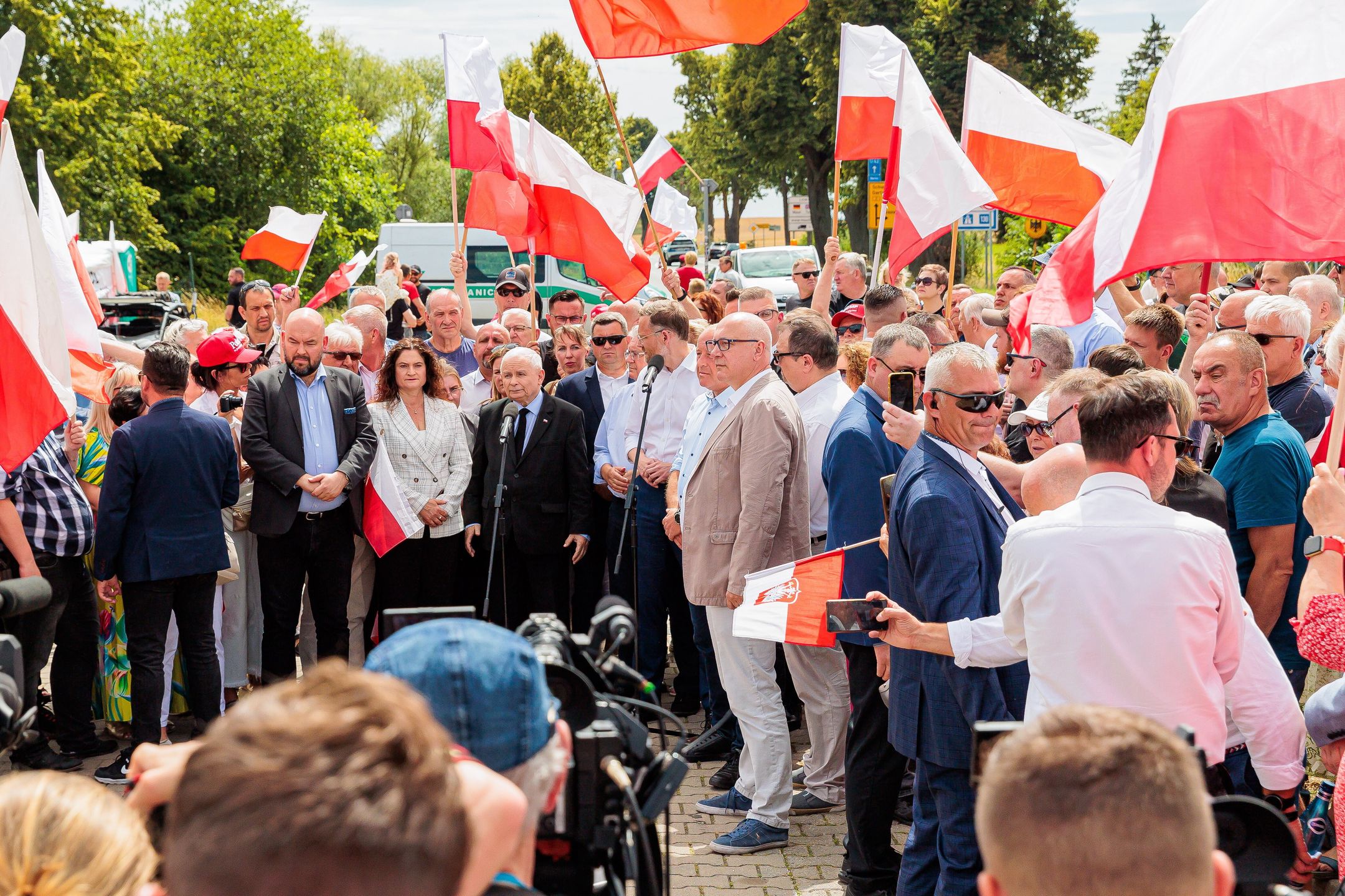 Doszło do przepychanek pomiędzy zwolennikami i przeciwnikami PiS w trakcie konferencji prasowej prezesa ugrupowania Jarosława Kaczyńskiego na polsko-niemieckim przejściu granicznym Rosówek-Rosow