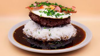 Śmieszna nazwa, ale niezapomniany smak. Spróbuj Loco Moco!