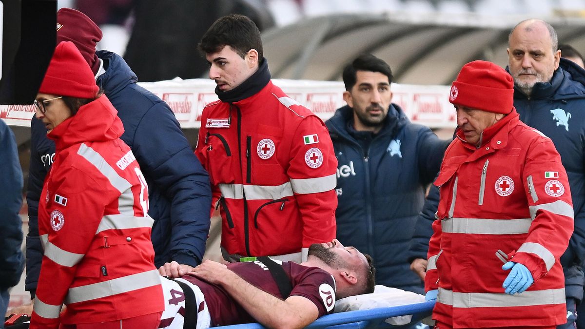 Torino's Sebastian Walukiewicz is stretchered off the pitch during the Italian Serie A soccer match between Torino FC and Bologna FC 1909, in Turin, Italy, 21 December 2024. EPA/Alessandro Di Marco Dostawca: PAP/EPA.