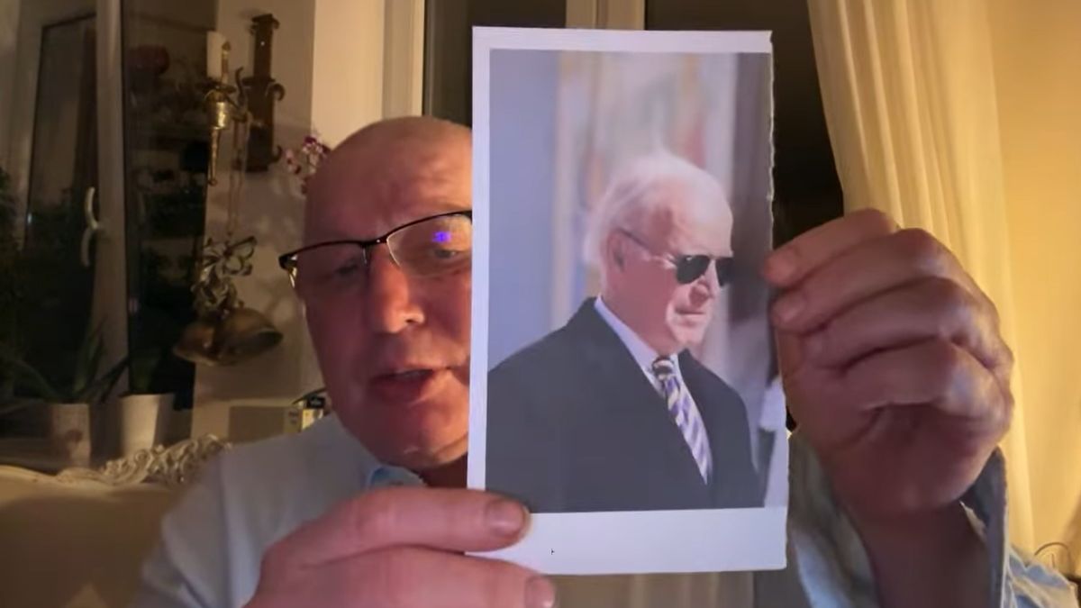 Krzysztof Jackowski ze zdjęciem Joe Bidena
