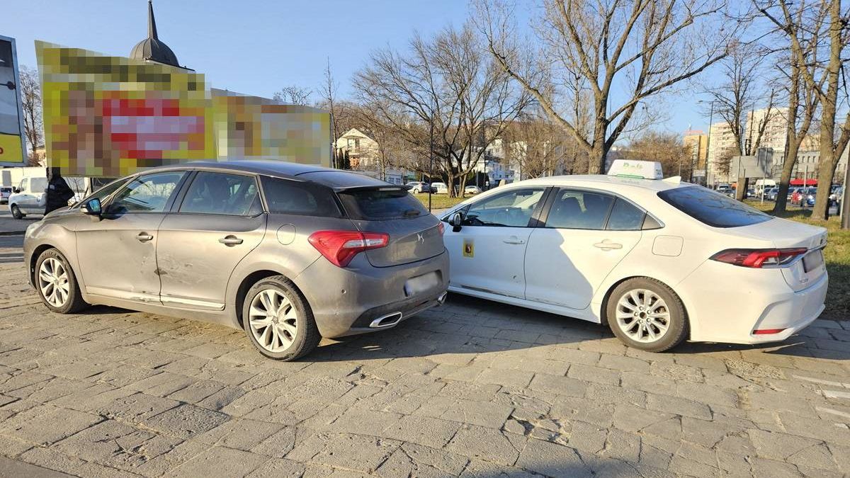 Zderzenie toyoty z ds na rondzie Dmowskiego w Lublinie