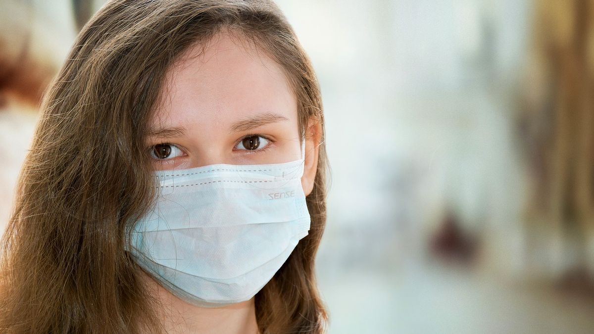 W Anglii i Walii lekarze ponownie apelują do pacjentów o zakładanie maseczek podczas wizyt