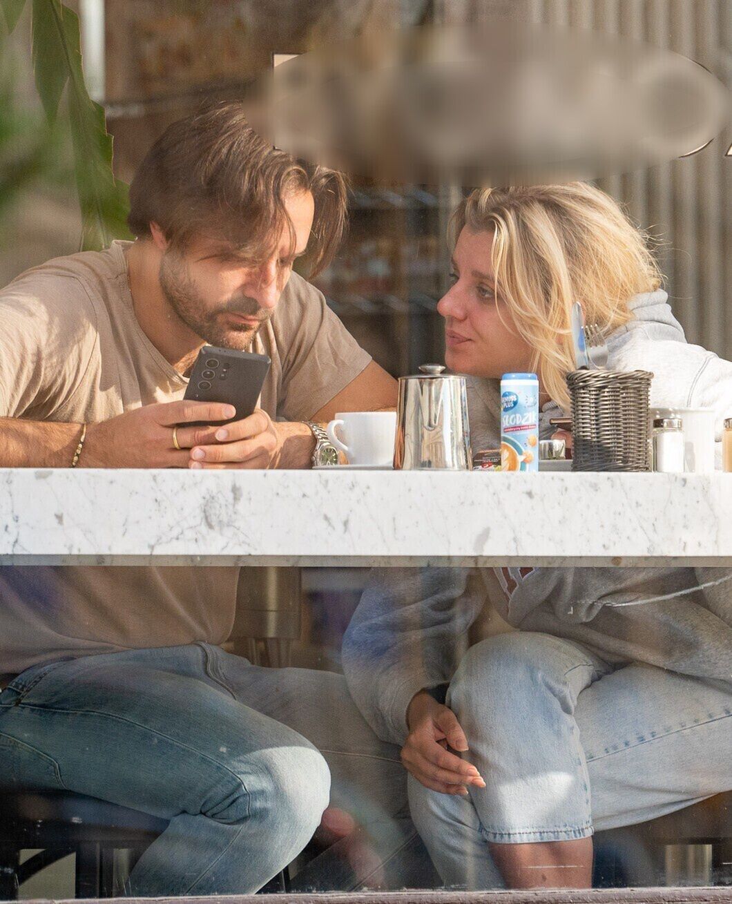 Piotr Stramowski "przyłapany" z ukochaną na mieście