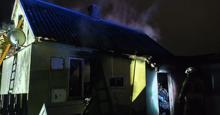 Tragedia w Łomnie: dwie ofiary śmiertelne w pożarze domu jednorodzinnego