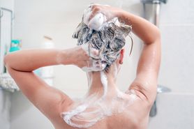 Koronawirus: ekspert radzi, by myć włosy codziennie. "Unikniemy możliwości wytarcia włosów w poduszkę"