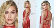 "Najseksowniejsza" Hailey Baldwin zalotnie spogląda przez ramię