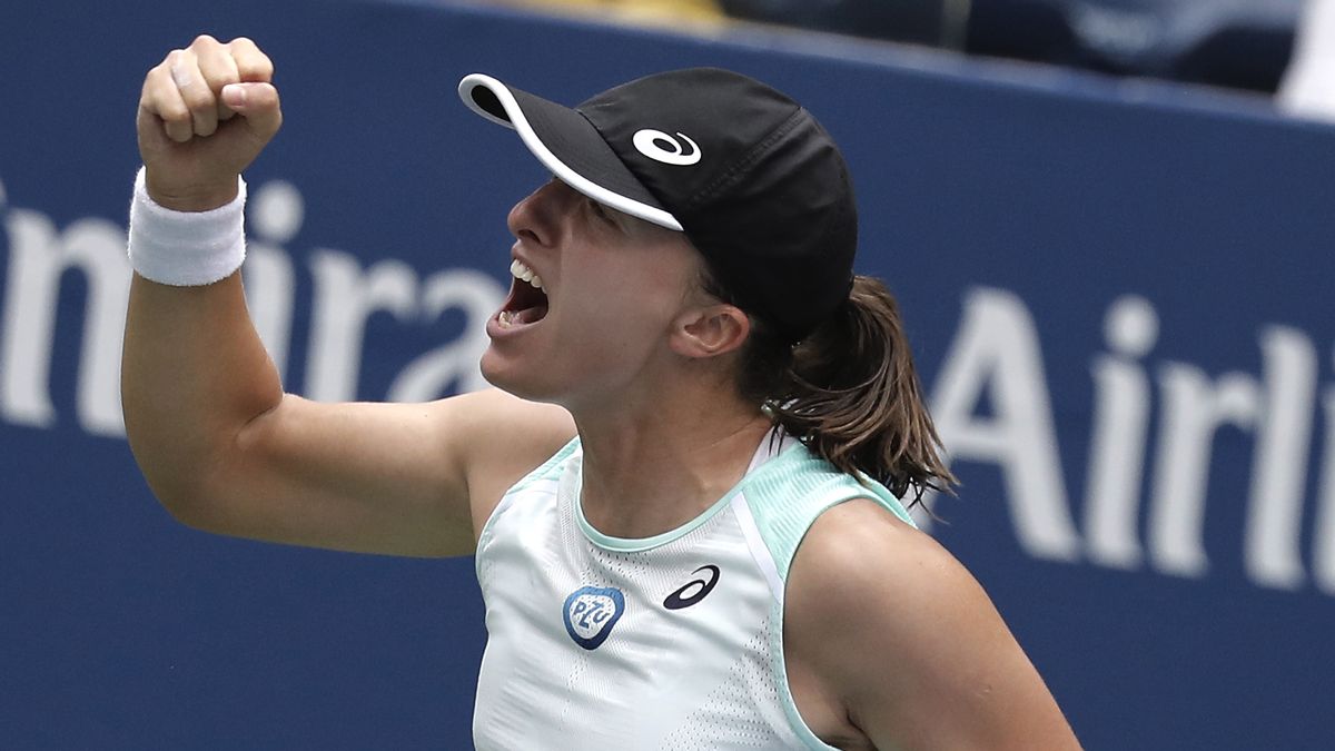 Iga Swiatek of Poland celebrates after defeating Jule Niemeier of Germany at the conclusion of their fourth round match of the US Open Tennis Championships at the USTA National Tennis Center in the Flushing Meadows, New York, USA, 05 September 2022. The US Open runs from 29 August through 11 September. EPA/PETER FOLEY Dostawca: PAP/EPA.
