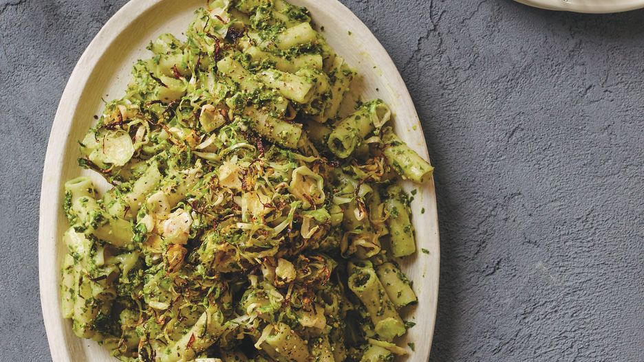 Makaron z pesto ze szpinaku i jarmużu oraz chrupką brukselką