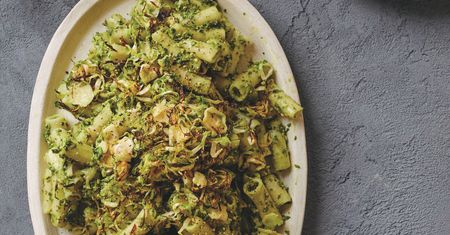 Makaron z pesto ze szpinaku i jarmużu oraz chrupką brukselką