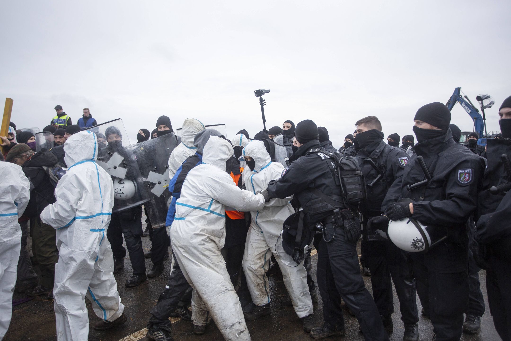 Evacuation of Luetzrath village in North Rhine-Westphalia
02 January 2023, North Rhine-Westphalia, Erkelenz: Police officers and activists scuffle near the village of Luetzerath. Scuffles broke out between police officers and climate activists on Monday in front of a German village that is earmarked for demolition due to planned coal mining in the area. Photo: Thomas Banneyer/dpa 
Dostawca: PAP/DPA.
Thomas Banneyer