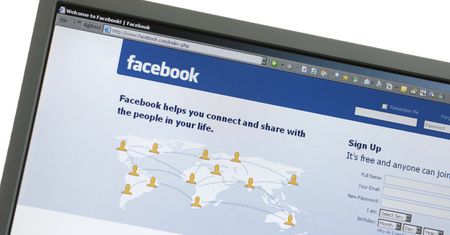 Facebook blokuje konta koronasceptykom. Niemiecka prasa komentuje