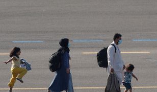 Zachowanie Afganki po wyjściu z samolotu. To zdjęcie podbija internet