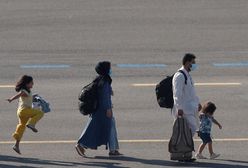 Zachowanie Afganki po wyjściu z samolotu. To zdjęcie podbija internet