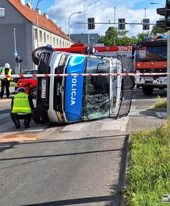 Kolizja na światłach. Radiowóz na boku