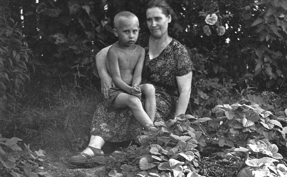 Władimir Putin z matką w 1958 r.