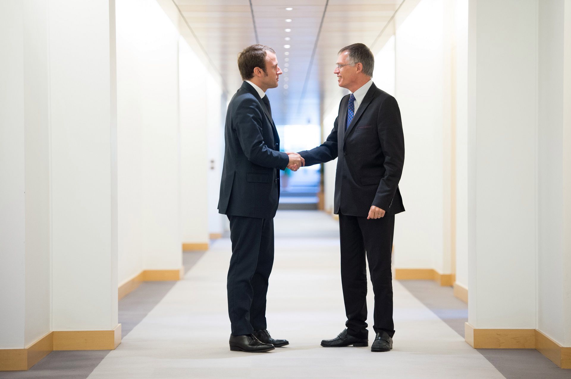 Emmanuel Macron i Carlos Tavares (fot. PSA)