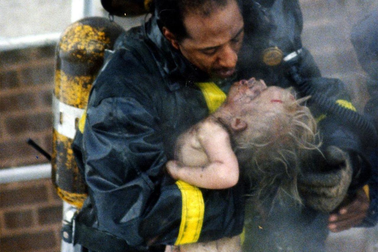 "Zdjęcie dziecka z pożaru w Grecji" nie powstało teraz. To fotografia z 1988 roku