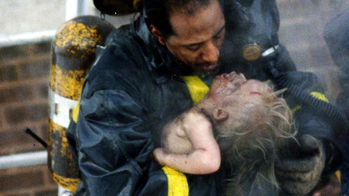 "Zdjęcie dziecka z pożaru w Grecji" nie powstało teraz. To fotografia z 1988 roku 1