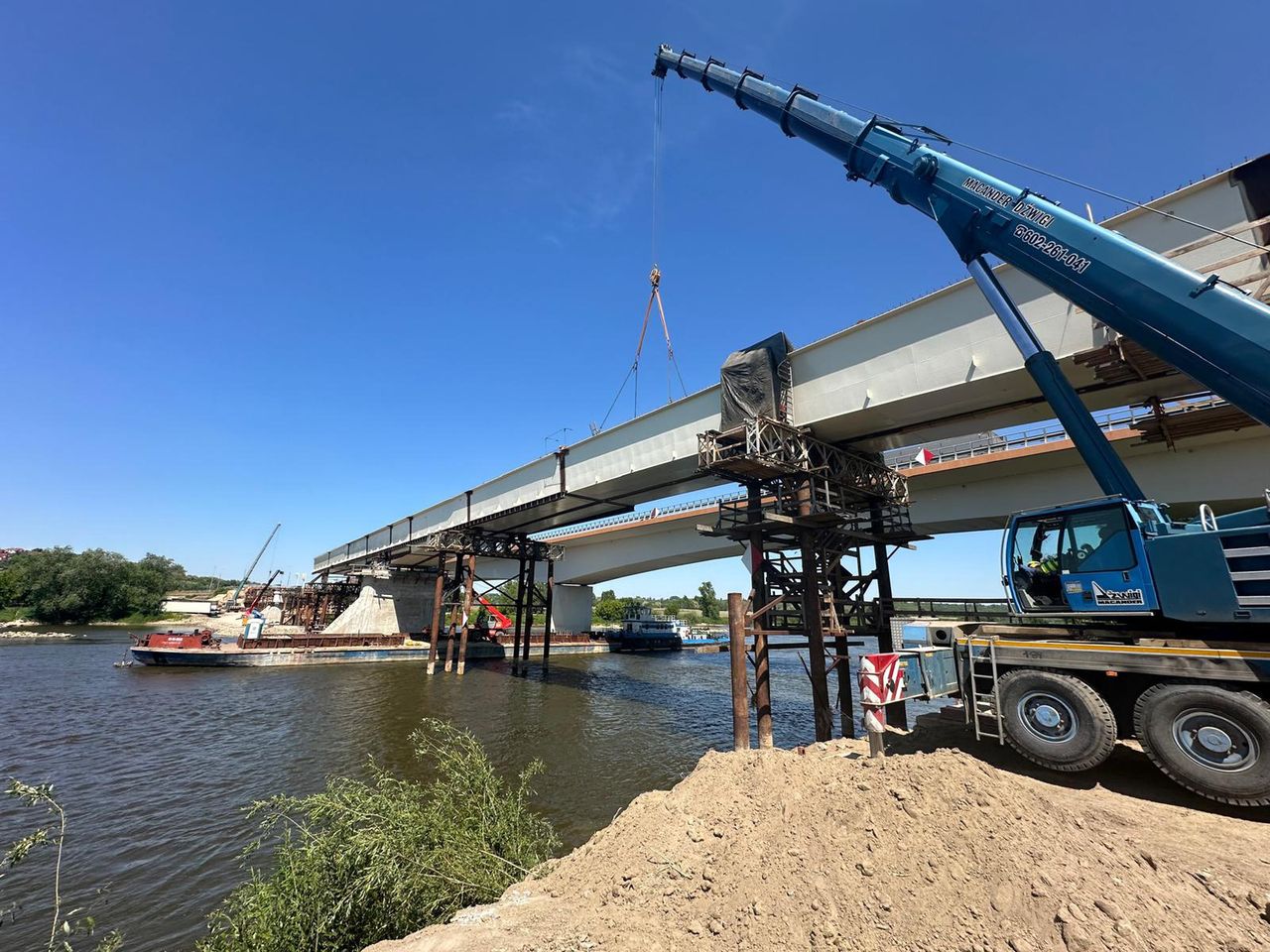 300-tonowy kolos dotarł na miejsce. Powstaje nowy most na Wiśle