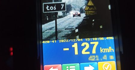 Spieszył się na mecz. Stracił prawo jazdy i 2500 zł