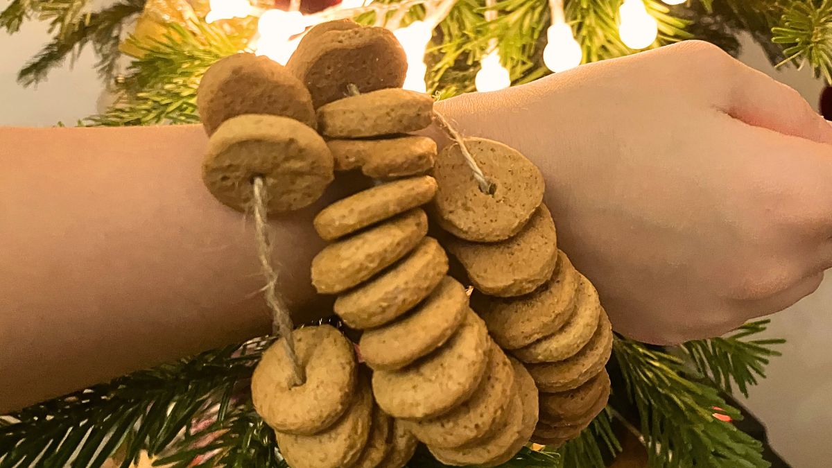 Bransoletki z pierników to pomysł na słodki upominek dla dzieci
