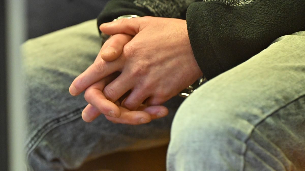 Wrocław, 31.01.2024. Dłonie oskarżonego Piotra S. na sali rozpraw Sądu Okręgowego we Wrocławiu, 31 bm. Ryszył proces ws. zabójstwa mężczyzny w gminie Środa Śląska. (jm) PAP/Maciej Kulczyński *** UWAGA!!! ZAKAZ PUBLIKACJI WIZERUNKU I DANYCH OSOBOWYCH OSKARŻONEGO!!! ***