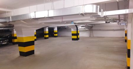 Warszawa. Podziemne garaże w przedwojennych kamienicach