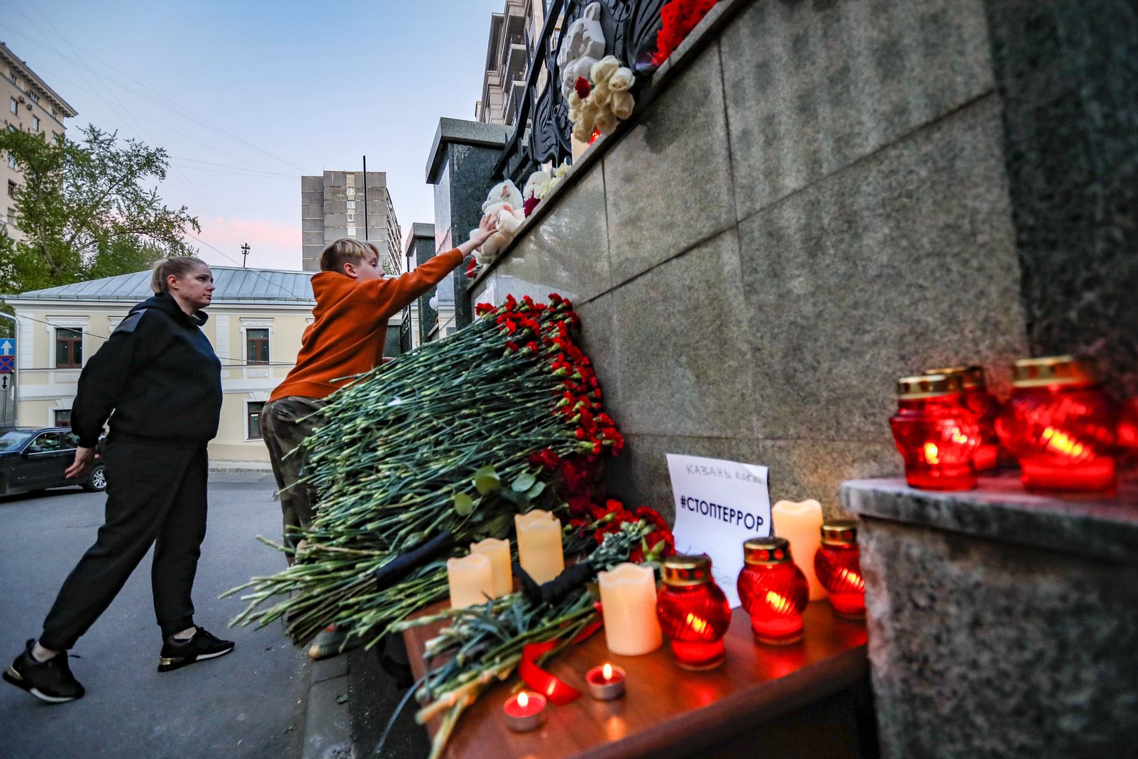 Mieszkańcy złożyli kwiaty w hołdzie zamordowanym przez 19-latka