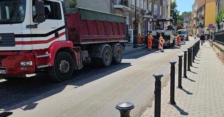 W samym centrum miasta wymieniają asfalt. Do kiedy będą utrudnienia?