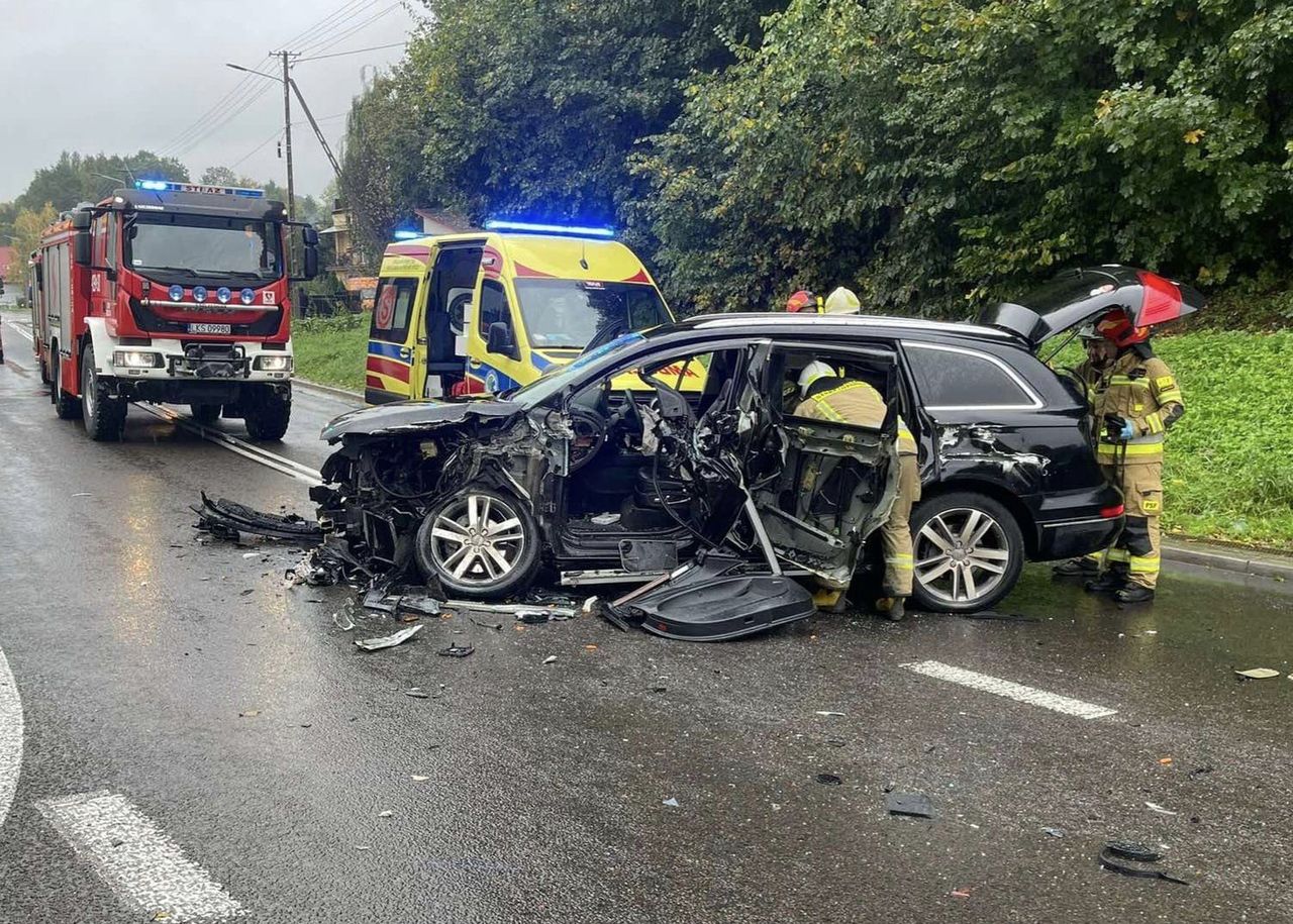 Czteroosobowa rodzina w szpitalu. Audi zderzyło się z ciężarówką