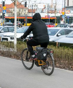 Mężczyzna trafił do aresztu. Zatrzymali go, bo jechał chodnikiem
