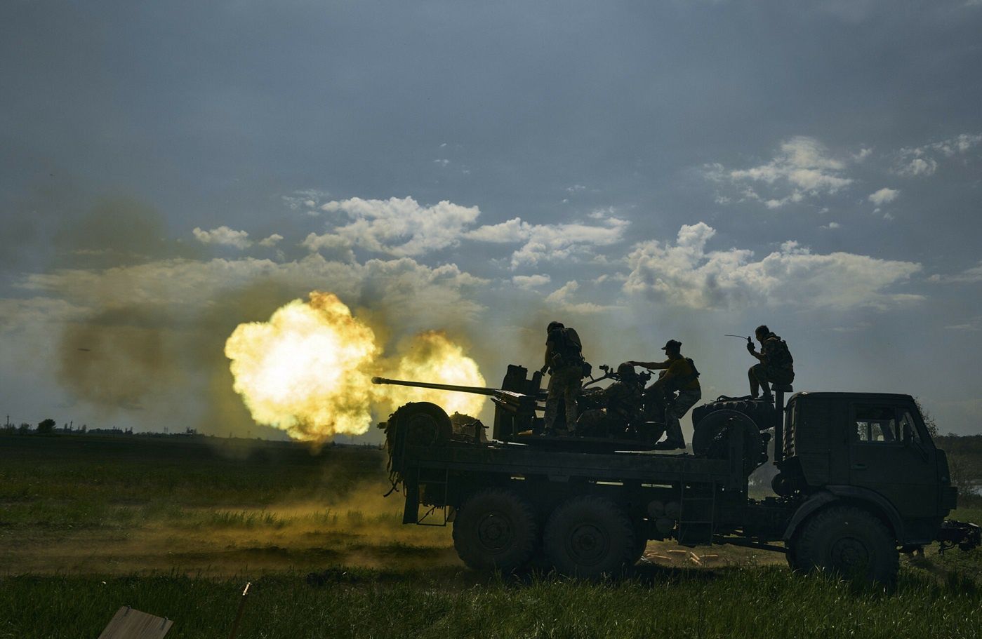 Wojna w Ukrainie - walki w obwodzie donieckim
Ukrainian soldiers fire a cannon near Bakhmut, an eastern city where fierce battles against Russian forces have been taking place, in the Donetsk region, Ukraine, Monday, May 15, 2023. (AP Photo/Libkos)
LIBKOS