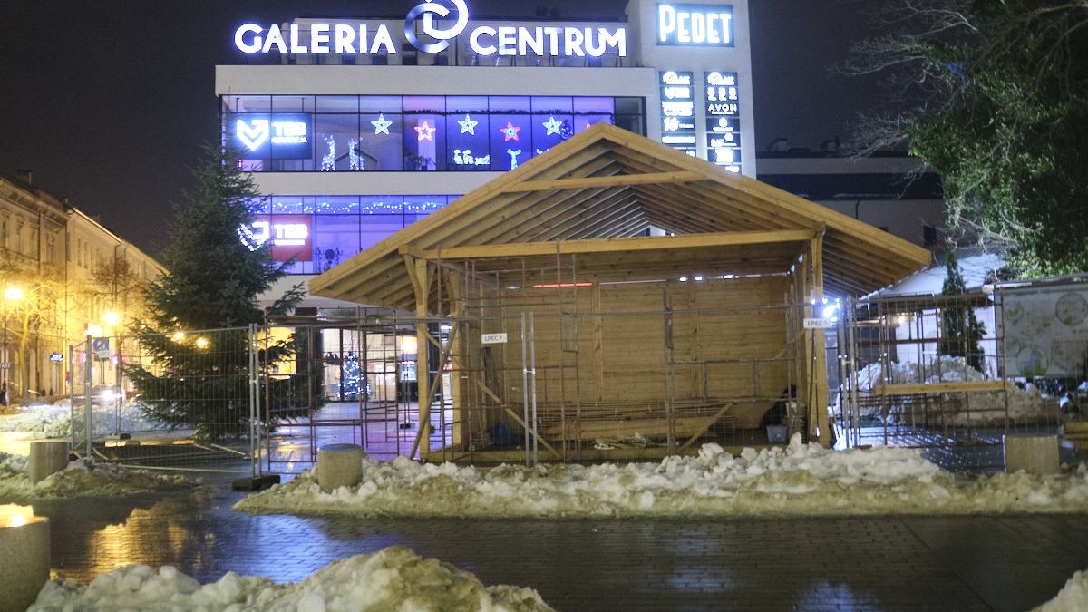 Montaż szopki bożonarodzeniowej przed Pedetem w Lublinie