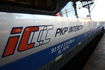 Strefy bez dzieci w pociągach? Polacy podzieleni w nowym sondażu