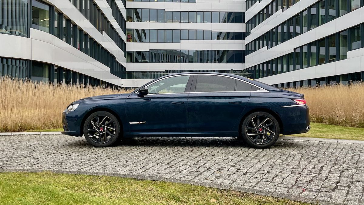 DS 9 to elegancka limuzyna francuskiej marki z rodziny PSA