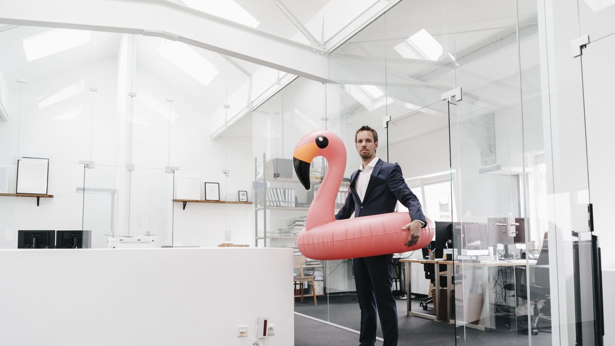Mężczyzna w biurze z dmuchanym kółkiem