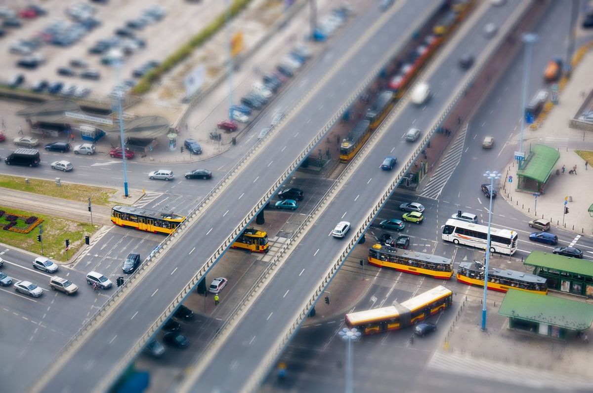Ile samochodów wjeżdża codziennie do Warszawy? Poznaliśmy dane