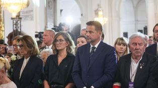 Biejat nie uklękła w kościele. W sieci burza, ksiądz komentuje