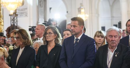 Biejat nie uklękła w kościele. W sieci burza, ksiądz komentuje