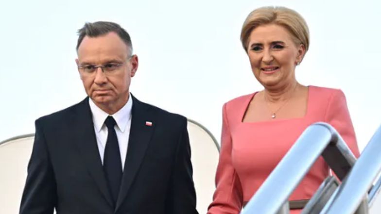 Andrzej Duda z małżonką odwiedzili Chiny. Agata Kornhauser-Duda zaprezentowała się w łososiowej sukience. Udana stylizacja? (ZDJĘCIA)