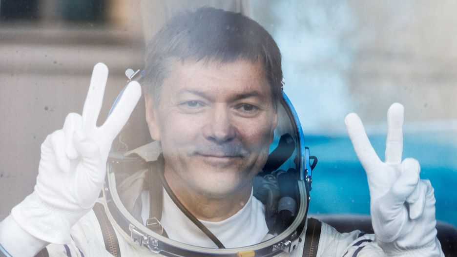 (FILE) Roscosmos cosmonaut Oleg Kononenko reacts in a bus before the departure to the launchpad at the Baikonur Cosmodrome, Kazakhstan, 15 September 2023 (reissued 04 February 2024). Oleg Kononenko on 04 February 2024 set a world record for the total time spent in space with 878 days, 11 hours, and 29 minutes, the Roscosmos space agency said. Oleg Kononenko is one of the members of the expedition 70-71 onboard the International Space Station (ISS) since 15 September 2023. EPA/MAXIM SHEMETOV / POOL Dostawca: PAP/EPA.