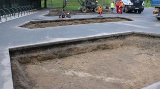 Poznań: Nowe drzewa zamiast bruku przed pływalnią w Parku Kasprowicza