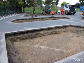 Poznań: Nowe drzewa zamiast bruku przed pływalnią w Parku Kasprowicza