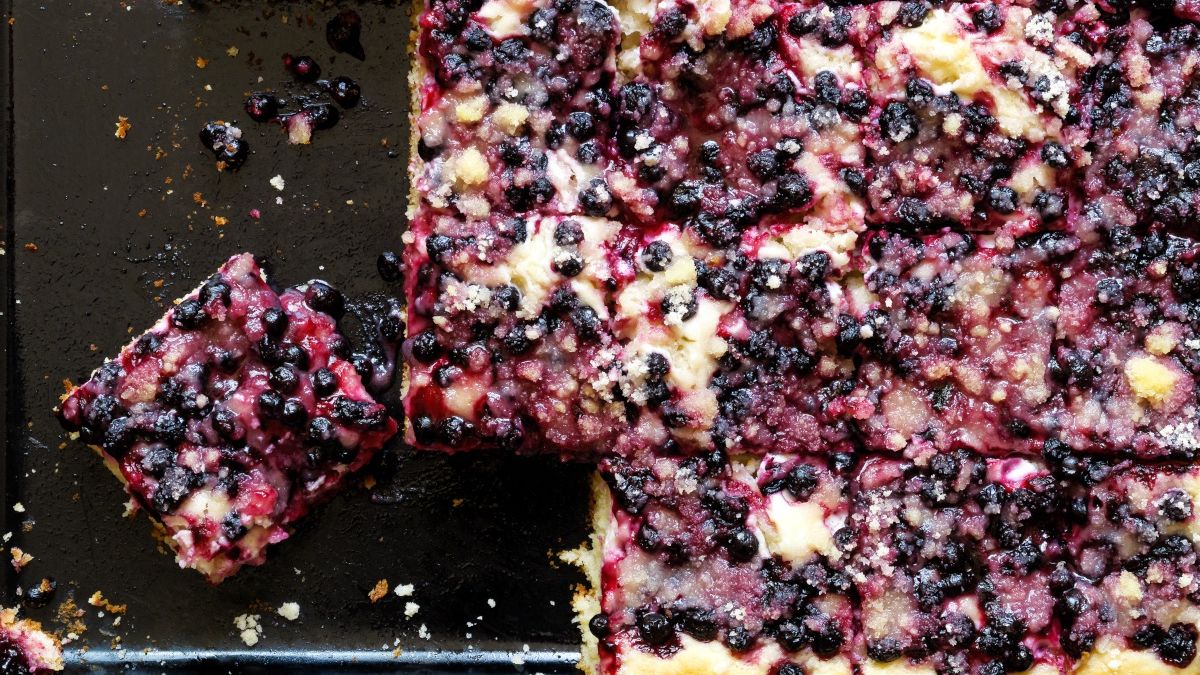 Domowe ciasto drożdżowe z jagodami i kruszonką