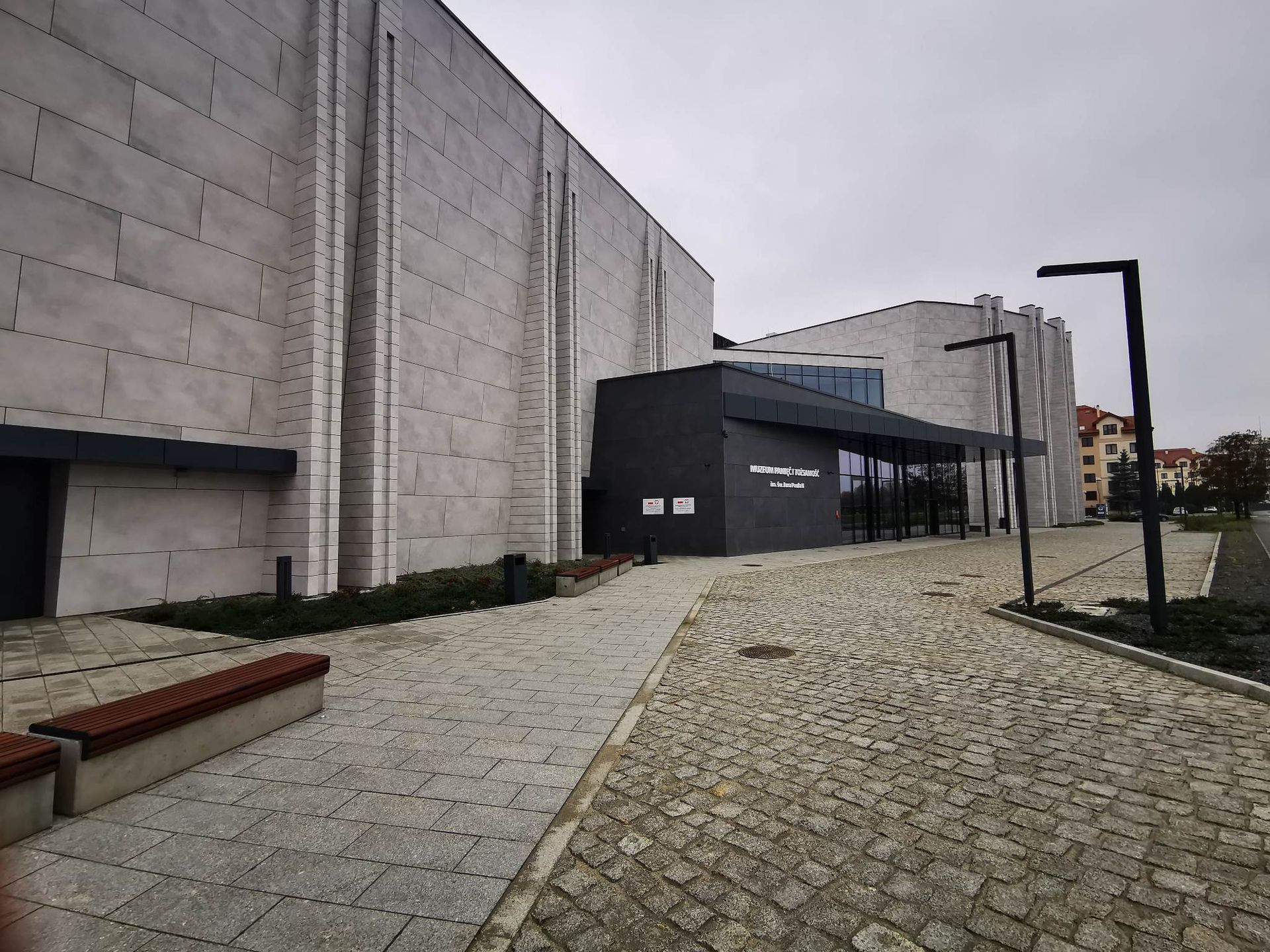 Na miejscu nie ma już barierek czy płotu. Nadal nie można jednak wejść do środka