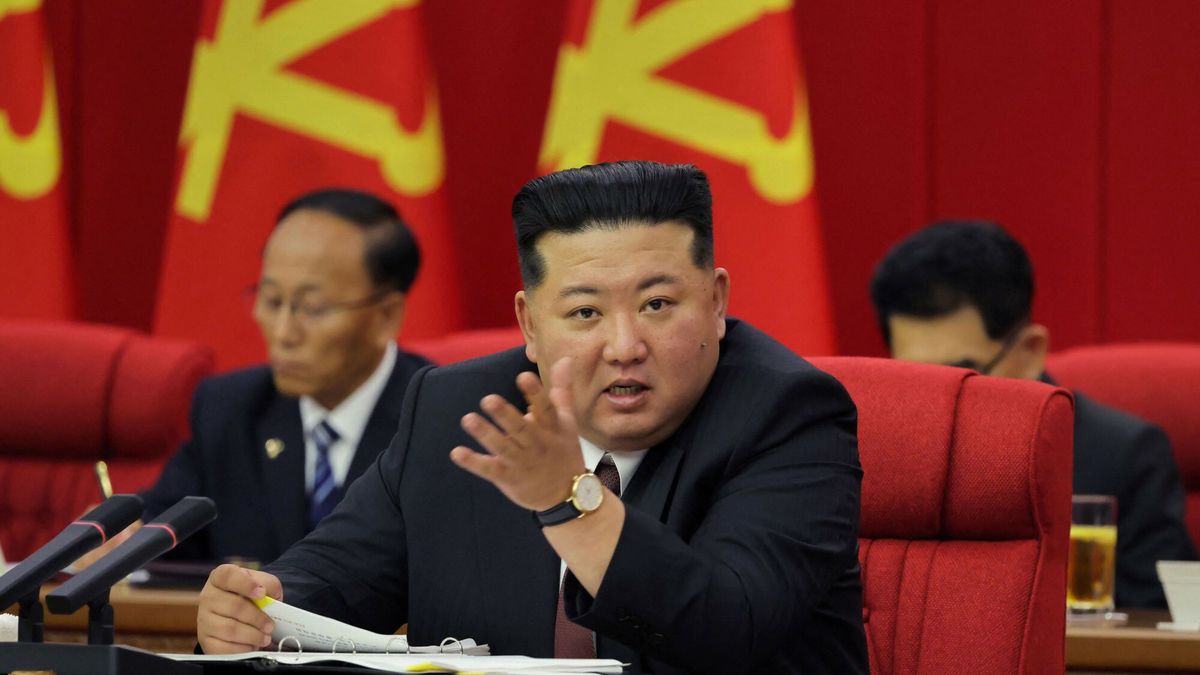 Drugie plenarne posiedzenie Dziewi?tego Komitetu Centralnego Partii Pracy Korei
This undated picture released by North Korea's official Korean Central News Agency (KCNA) on June 23, 2026 shows North Korean leader Kim Jong Un (C) speaking at the Second Plenary Meeting of the Ninth Central Committee of the Workers' Party of Korea, in North Pyongan Province.


 (held from the 20th to the 22nd) ó Mt. Myohyang, North Pyongan Province (Photo by KCNA VIA KNS / AFP) / South Korea OUT / ---EDITORS NOTE--- RESTRICTED TO EDITORIAL USE - MANDATORY CREDIT "AFP PHOTO/KCNA VIA KNS" - NO MARKETING NO ADVERTISING CAMPAIGNS - DISTRIBUTED AS A SERVICE TO CLIENTS
THIS PICTURE WAS MADE AVAILABLE BY A THIRD PARTY. AFP CAN NOT INDEPENDENTLY VERIFY THE AUTHENTICITY, LOCATION, DATE AND CONTENT OF THIS IMAGE. /
STR