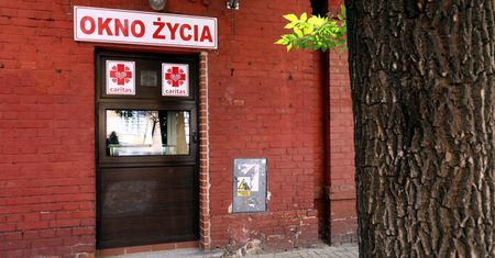 6-latka zostawiona w oknie życia. "Była spokojna. Miała tu tylko spać"